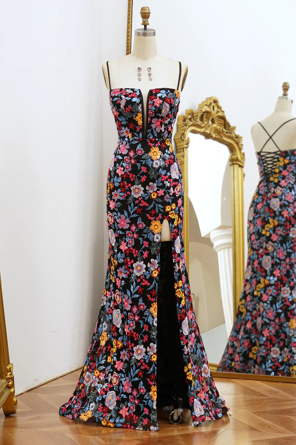 Vestido de fiesta de sirena con tirantes finos y espalda abierta